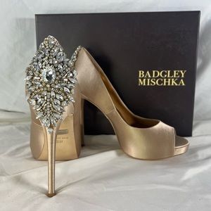 Badgley Mischka Kiara Crystal Back Open Toe Pump Latte Satin Size 8